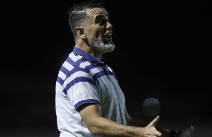 Fernando Araújo: Tras quedar eliminado en semifinales, el estratega uruguayo hizo oficial su salida del Honduras Progreso. El director técnico suena para llegar al banquillo del Marathón como posible reemplazo de Héctor Vargas.