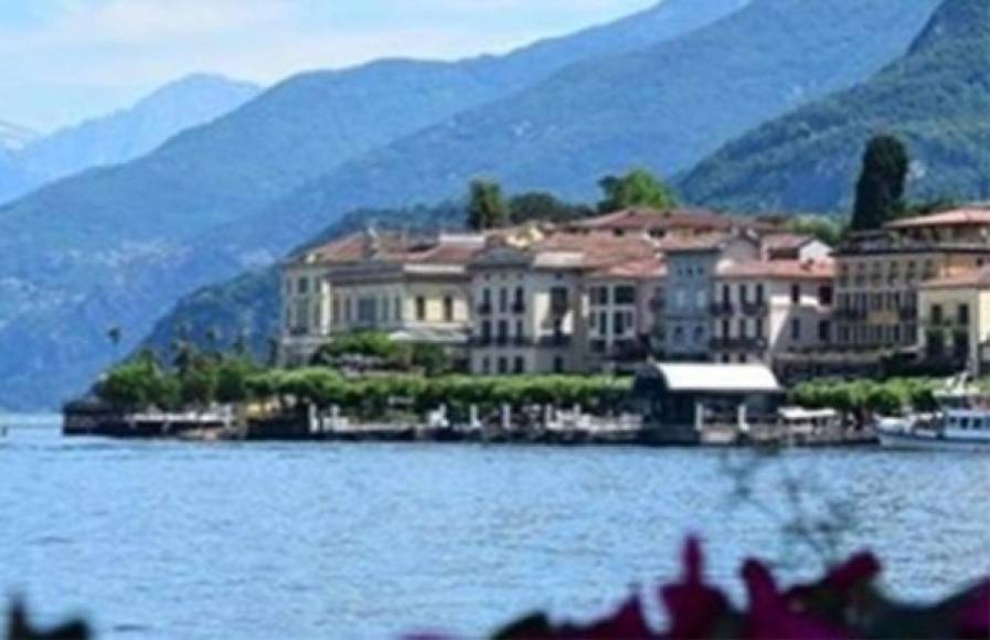 'Y tu marido te regala la casa de tus sueños', escribió Wanda en una de las postales que subió a Instagram Stories, en la que se la ve navegando junto a su esposo a orillas del Lago de Como, situado en la región de Lombardía, a unos 50 kilómetros de Milán, donde la familia ya disfruta de su nuevo hogar.