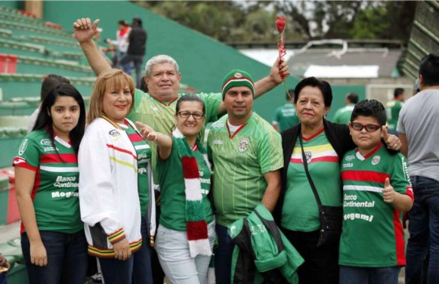 Esta familia llegó a apoyar al Marathón en el partido contra el Juticalpa FC.