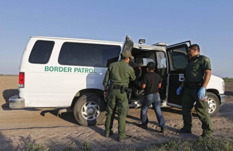 Este miércoles, agentes de la Patrulla Fronteriza de EUA arrestaron a varios hombres sospechosos de haber cruzado el Río Grande para pasar ilegalmente la frontera cerca de McAllen en Texas.