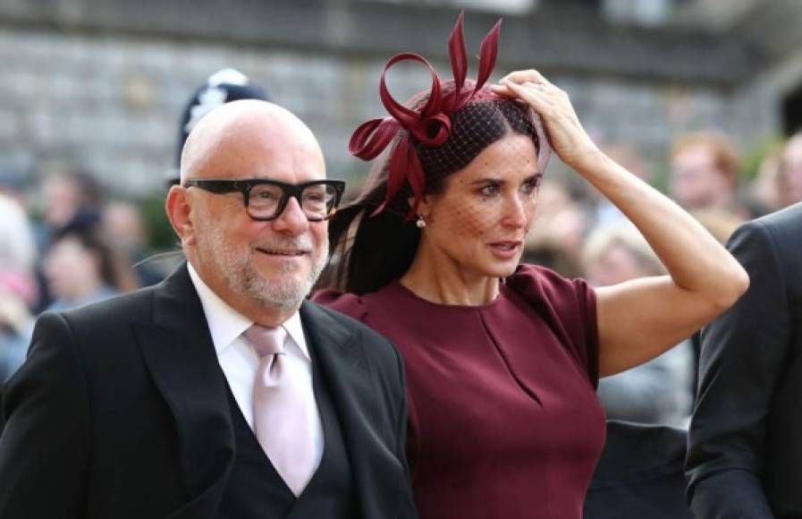 Demi Moore se veía radiante con un vestido en color vino tinto.