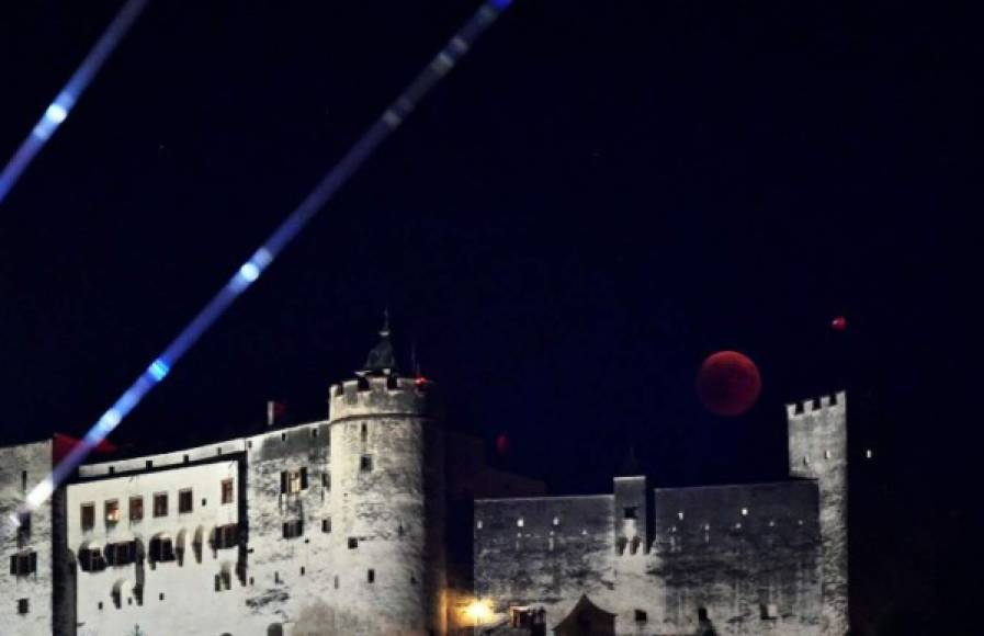 Así se vio el eclipse en el castillo de Festung Hohensalzburg en Salzburgo, Austria.