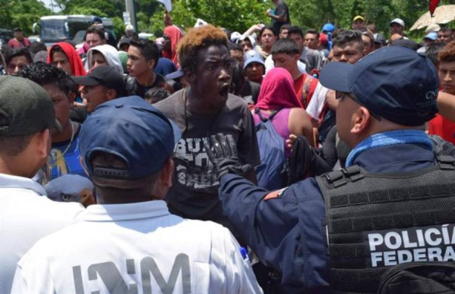 Policías federales y autoridades migratorias mexicanas frenaron ayer una caravana de 420 migrantes, la mayoría hondureños, que cruzó la frontera sur de México y que tenía como destino Estados Unidos.