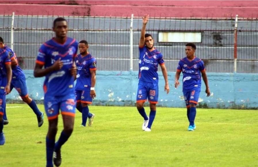 En el estadio Municipal Ceibeño el delantero Juan Ramón Mejía abrió el marcador para la UPN contra el Vida. Acá festejaba el goleador.