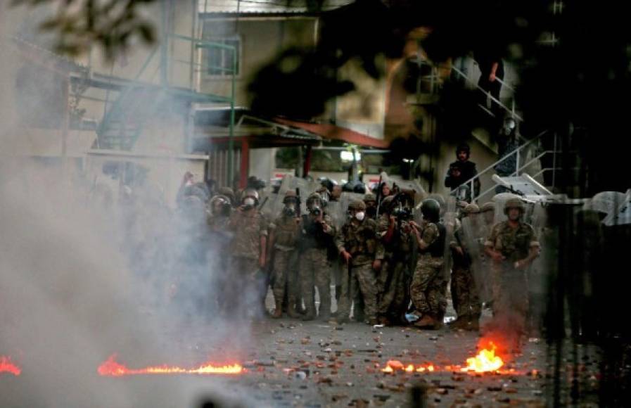 Los cientos de manifestantes congregados ante el Legislativo trataron de entrar en el edificio, tiraron piedras e incendiaron neumáticos, mientras que las fuerzas de seguridad lanzaron un gran número de gases lacrimógenos y dispararon pelotas de goma.