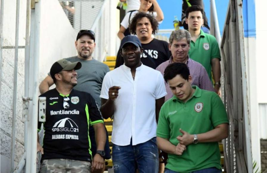 Leyenda. El exfutbolista hondureño David Suazo se encuentra en Honduras y asistió al clásico sampedrano Marathón-Real España.