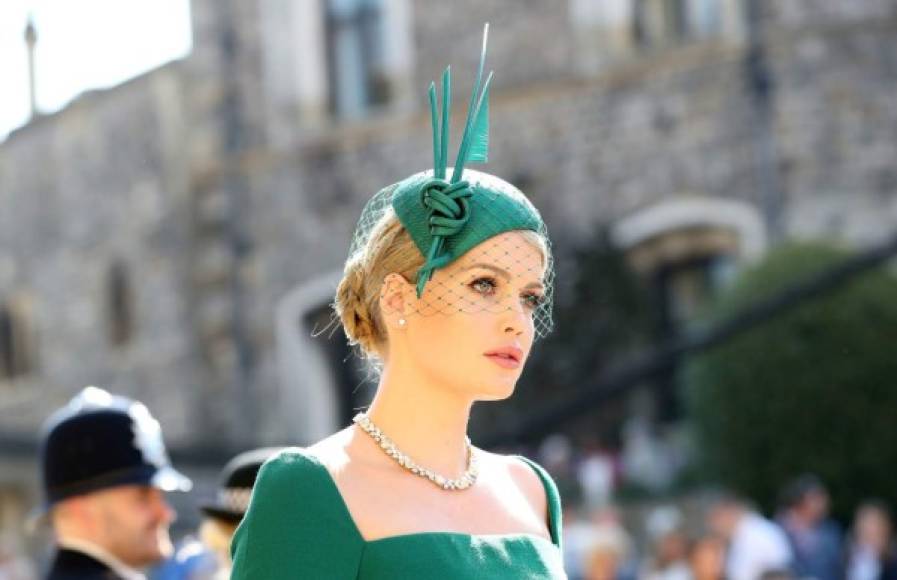 La llegada de los Spencer, la familia de la fallecida princesa Diana, a la boda real entre el príncipe Harry y la actriz estadounidense Meghan Markle no pasó desapercibida en Windsor.<br/><br/>La sobrina de Lady Di, Kitty Spencer, se llevó todas las miradas al llegar a la capilla donde se celebró el evento de la realeza británica del año. El enorme parecido físico entre la modelo y la madre del príncipe Harry fue de lo más comentado entre los invitados y en redes sociales.