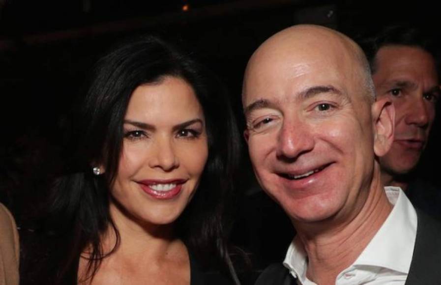 La pareja también se dejó ver en una fiesta de los Globos de Oro, apenas unos días antes de que Bezos anunciara su divorcio de su esposa tras 25 años de matrimonio.