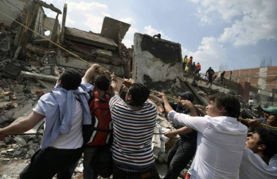 El pueblo mexicano se ha volcado a colaborar en las labores de rescate de las víctimas del terremoto de 7,2 grados que sacudió la capital del país el pasado martes.
