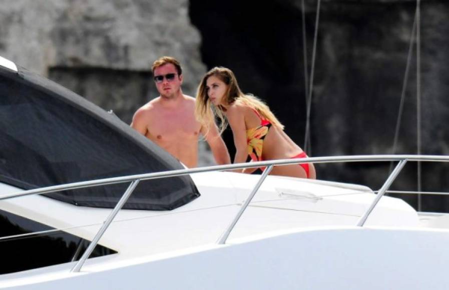 Mario Götze estuvo disfrutando con su hermosa novia.