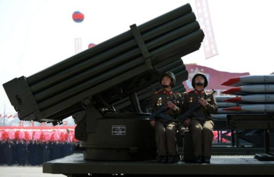 Un sistema norcoreano múltiple de lanzamiento de cohetes también fue exhibido en el desfile.