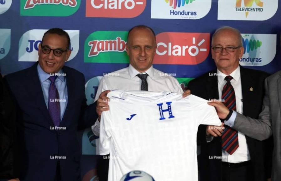 Fabián Coito posando con la camiseta de la Selección de Honduras en su presentación junto a Javier Atala y Jaime Villegas.