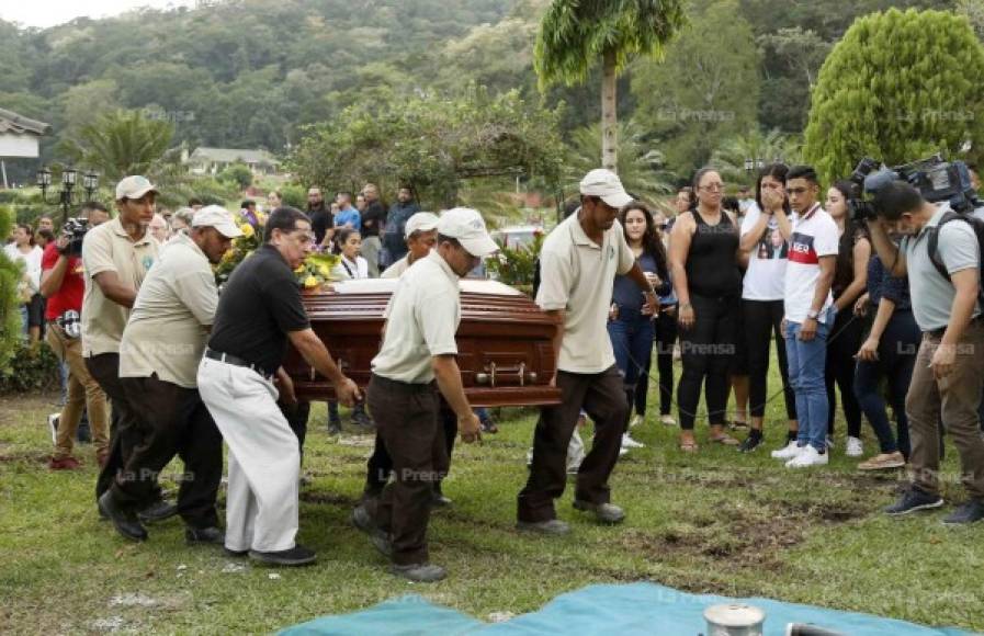 Momento en que llevaban el féretro de Edwin Pavón para darle cristiana sepultura.