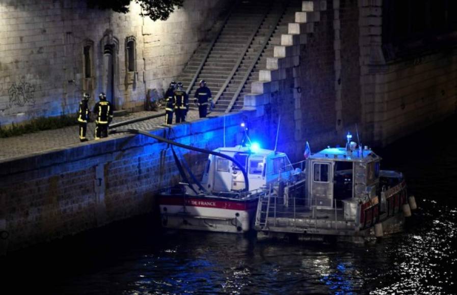 El difícil acceso a la isla fluvial en la que está enclavada la catedral, rodeada por las aguas del Sena, dificultó la labor de los bomberos, que se centraron en evitar que el fuego dañara la estructura y provocara el derrumbe del monumento, en particular de la torre norte, la más afectada de las dos.