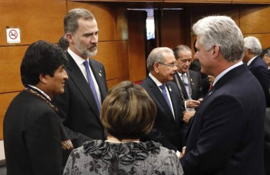 El Rey Felipe VI conversa con los presidentes de Cuba, Miguel Díaz-Canel, y de Bolivia, Evo Morales, antes de la ceremonia de toma de posesión.