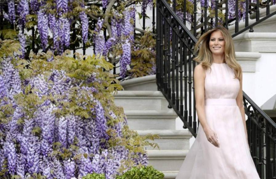 Para su primera carrera de huevos en la Casa Blanca, Melania cambió su ropa y estrenó un vestido en color rosa palo de largo midi de Hervé Pierre, el mismo que la vistió en el baile presidencial. Completó su estilismo con unas bailarinas a tono con el vestido con un pequeño tacón.