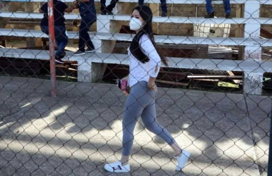 Una bella chica caminando por el sector de las gradas del estadio de Danlí.