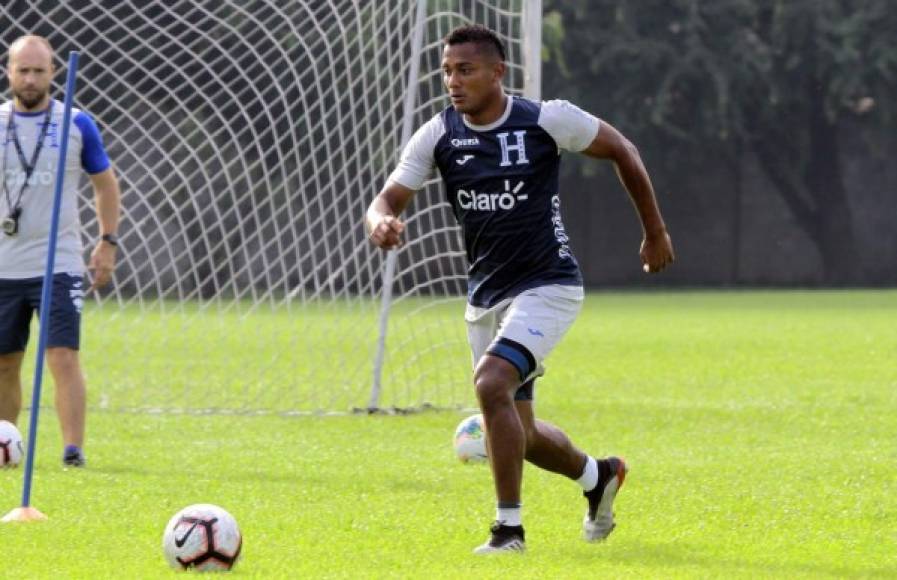 Ever Alvarado - El lateral izquierdo, que también puede jugar de central, entraría a este puesto por Emilio Izaguirre, quien fue titular en Martinica.