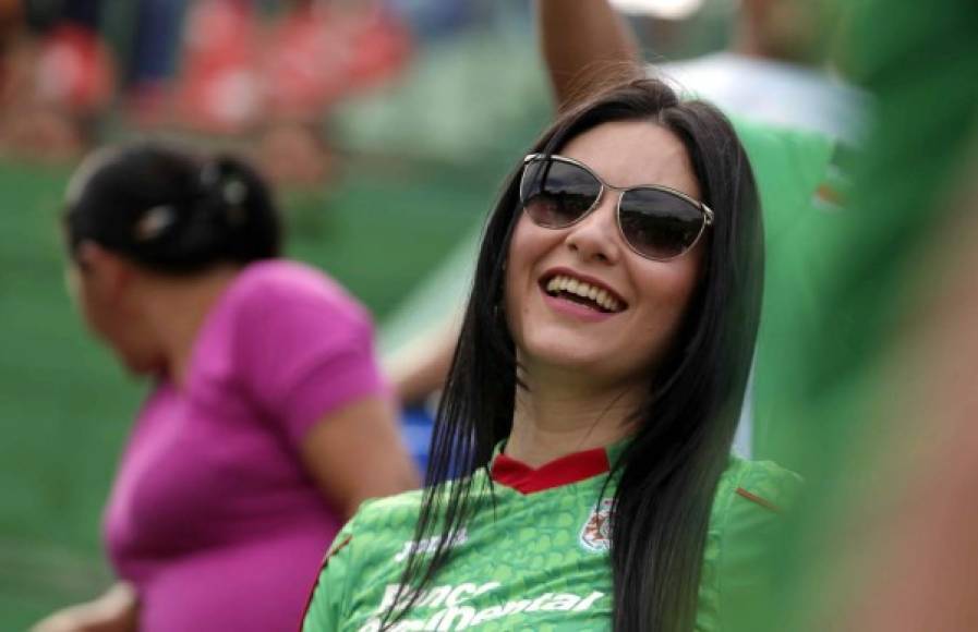 Herchi, quien saltó a la fama tras cautivar al bachatero Romeo Santos, apareció en el estadio verdolaga para apoyar al equipo del que es seguidora.