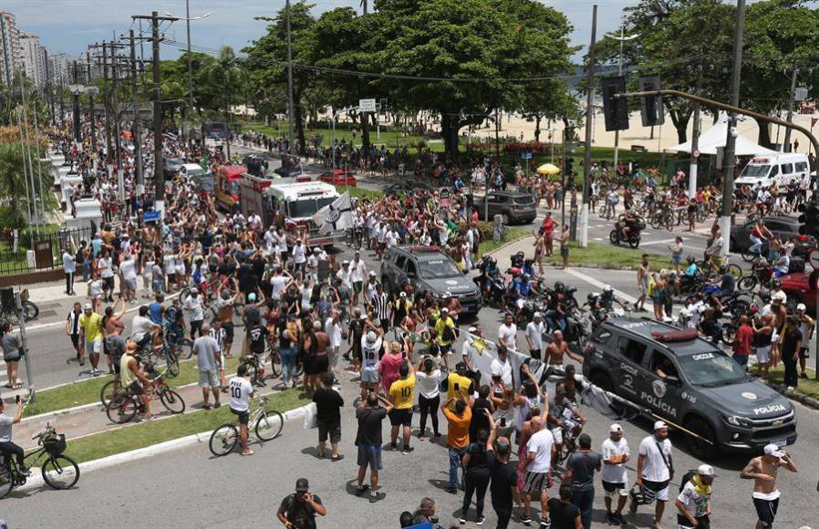 El cuerpo salió del estadio Vila Belmiro del Santos, donde el exastro fue velado durante 24 horas por más de 230.000 personas, entre ellas algunas figuras destacadas.