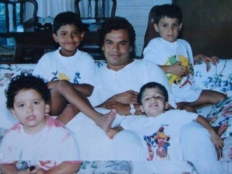 'Joando buscando un bebito' dice una de las canciones de cuna que le cantó Juan Gabriel a su segundo hijo, Joan Gabriel. Mira las fotos de sus hijos.