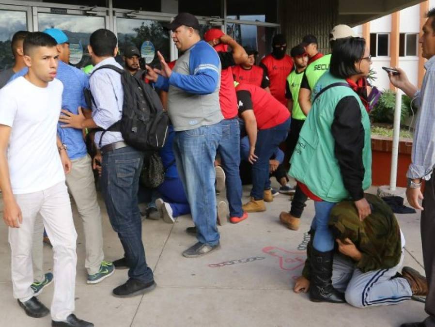 Los estudiantes son acusados de irrumpir 'a altas horas de la noche' del 24 de abril de 2017 en el edificio administrativo de la UNAH, donde al parecer se enfrentaron a golpes con los guardias de seguridad.<br/>