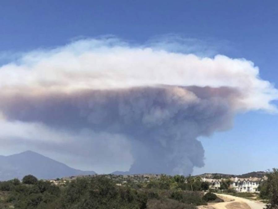 Un nuevo incendio forestal, bautizado como Holy Fire (Fuego Santo) avanza sin control por el sur de California amenazando los condados de Riverside y Orange, mientras miles de bomberos combaten sin parar los fuegos esparcidos en todo el estado en condiciones de calor y poca humedad, que solo alimentan las llamas.