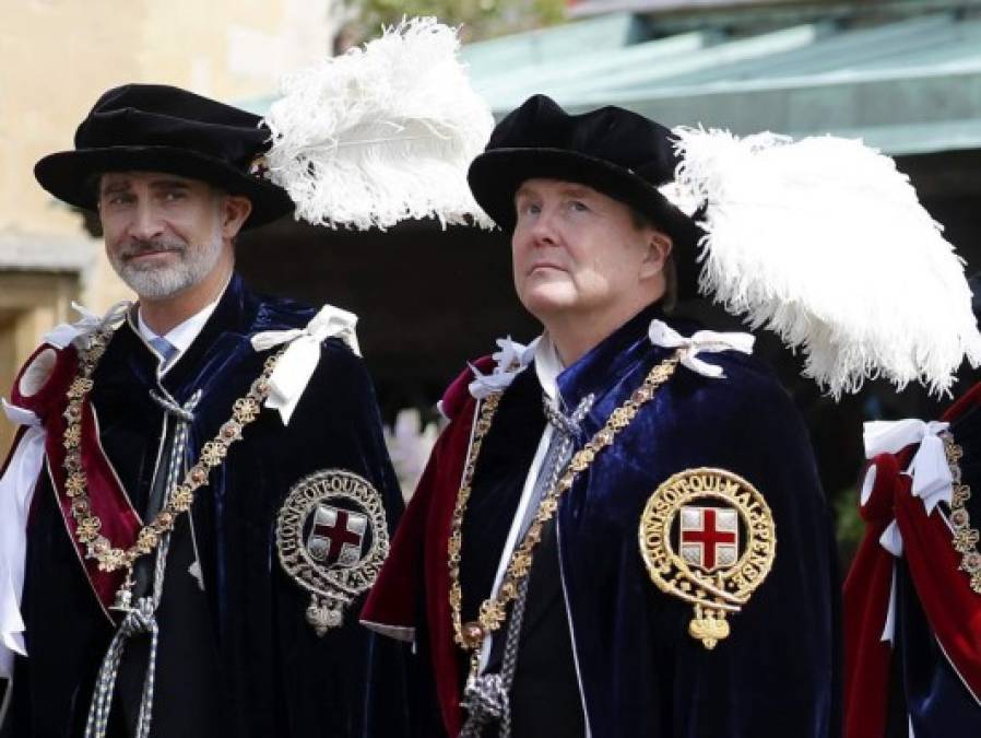 El rey Felipe VI de España y el rey Willem-Alexander de los Países Bajos fueron investidos como caballero de la Orden de la Jarretera, la máxima distinción del Reino Unido, en una solemne ceremonia celebrada en el Castillo de Windsor en presencia de la reina Isabel II de Inglaterra.<br/>