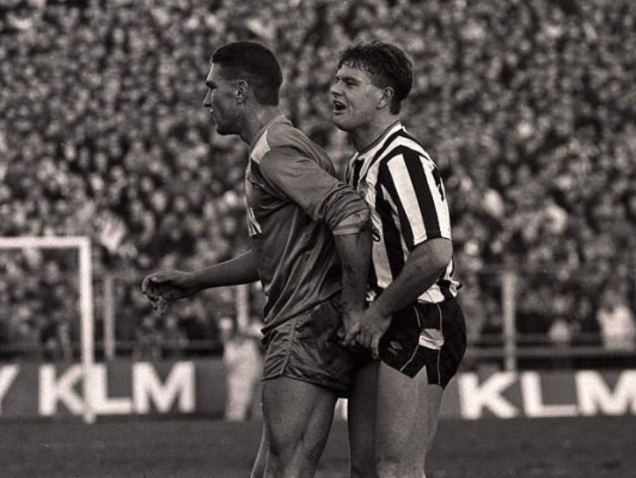 'Me llamo Vinnie Jones, soy gitano, gano mucho dinero y te voy a arrancar la oreja con los dientes y luego la voy a escupir en la hierba. ¡Estás solo, gordo, solo conmigo!', cuenta Paul Gascoigne que le dijó Vinnnie Jones, quien en una entrevista años después dijo: 'Es increíble que Paul pueda seguir usándolos (los testículos) ¿verdad?'.