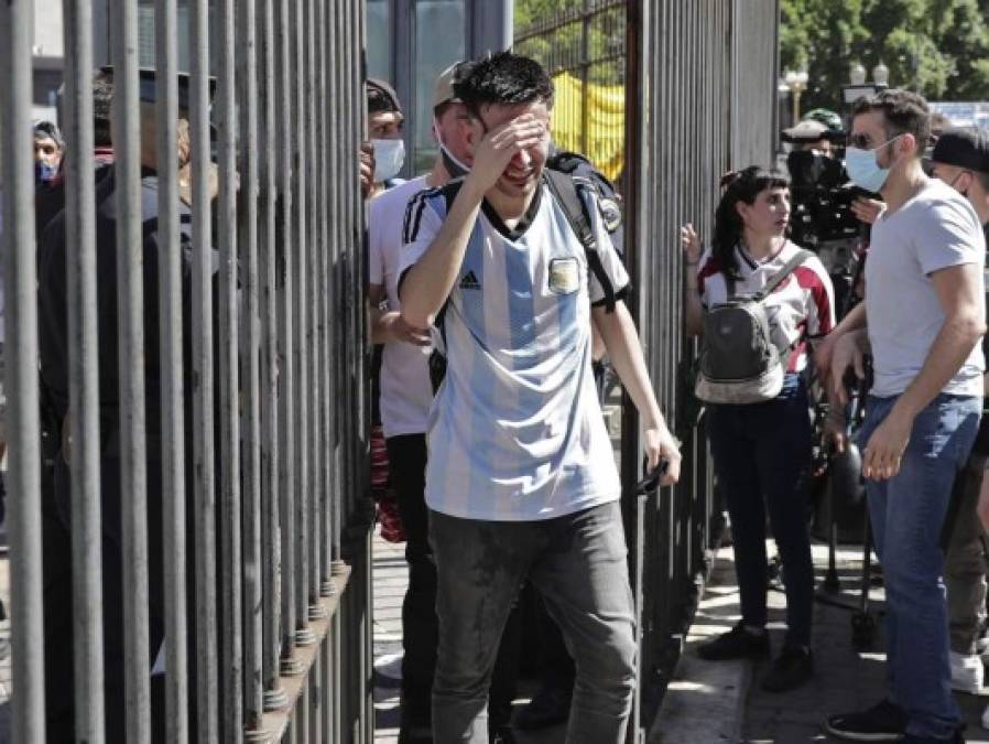 Duras imágenes de aficionados llorando tras ver el ataúd de Maradona.