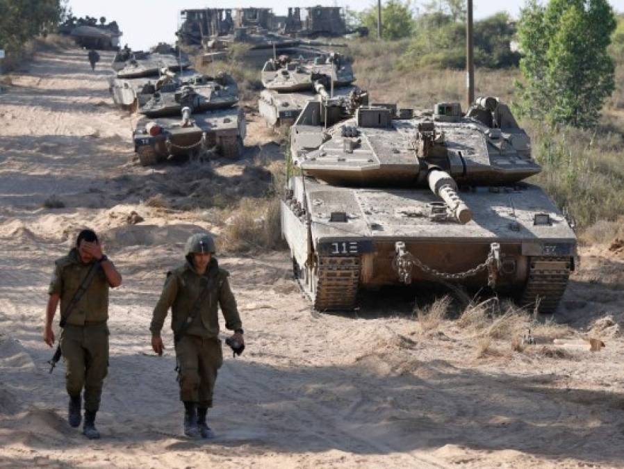 Israeli soldiers gather at their position along the border with the Palestinian Gaza Strip on May 16, 2021. (Photo by JACK GUEZ / AFP)