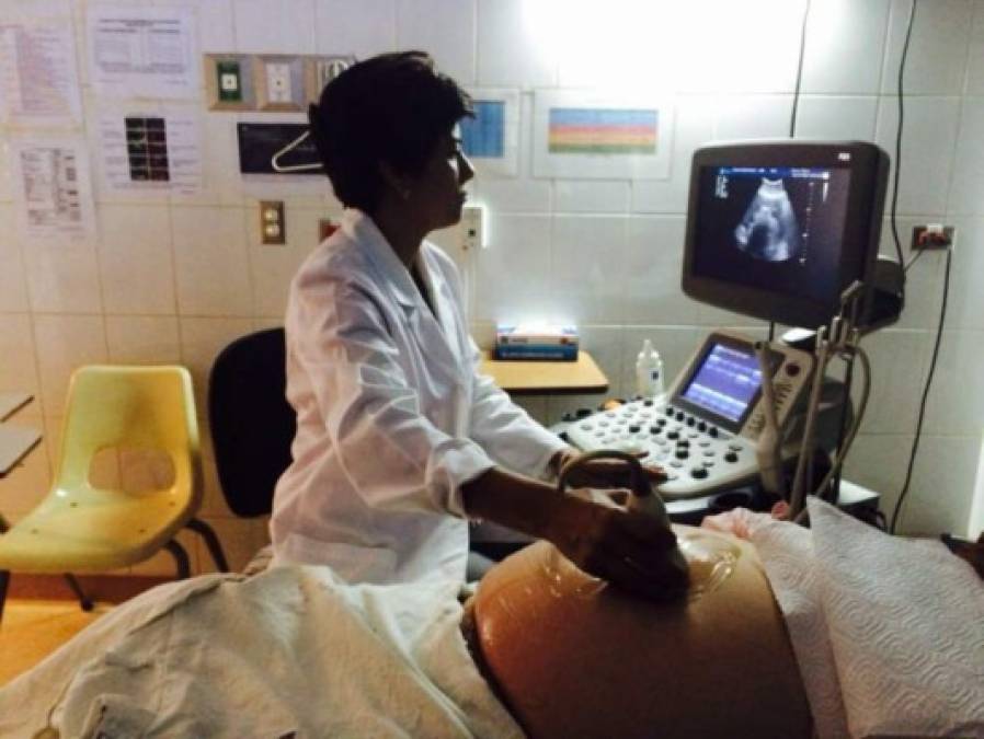 La incertidumbre acecha a cientos de mujeres embarazadas que están próximas a dar a luz en el norte, centro y sur del país en vista de los primeros reportes de bebés nacidos con microcefalia asociada al virus del Zika. Expertos en Infectología predicen que el próximo repunte de niños con este tipo de padecimiento será en San Pedro Sula y sus alrededores. Esta enfermedad se presentó en octubre del año pasado en la zona sur, luego se registró un alto número de afectados en el norte y después en el centro de Honduras.