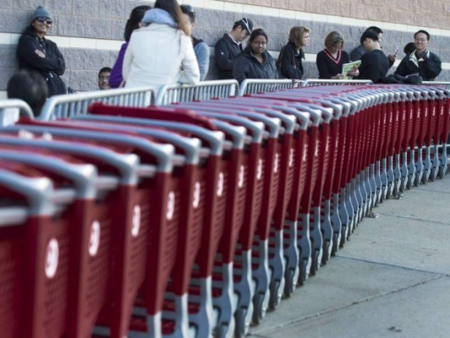 Unos dicen que alude a los embotellamientos que se producen en las calles debido al intenso tránsito en torno a las tiendas, lo cual hace que sea un día 'negro' para los conductores.