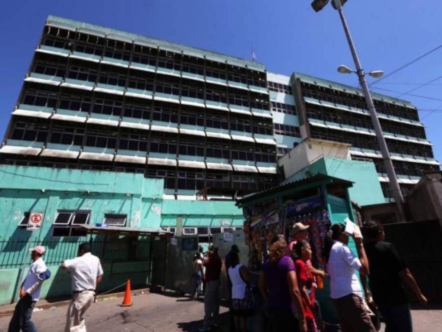 Dos estudiantes que fueron atacados a balazos este lunes en el sector 10 de la colonia Hato de Enmedio de Tegucigalpa, capital de Honduras, fallecieron a eso de las 5:00 pm en la emergencia del Hospital Escuela Universitario. Los jóvenes, identificados como Flabio Alexánder Bonilla (20) y Luis Murillo Flores (16), eran del Instituto Héctor Pineda Ugarte y se encuentraban en estado delicado.