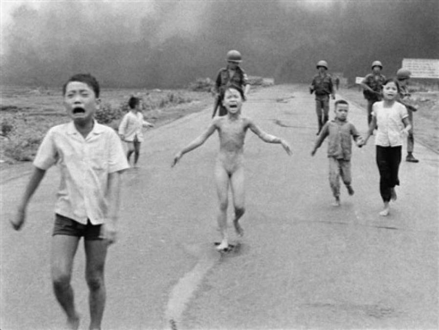 La imagen icónica de la guerra de Vietnam fue tomada por el fotógrafo de la Associated Press Nick Ut, quien ganó el premio Pulitzer por la misma. 'La niña de Napalm' se convirtió en el centro de un acalorado debate sobre la libertad de expresión en Noruega después de que Facebook la censurara el mes pasado.