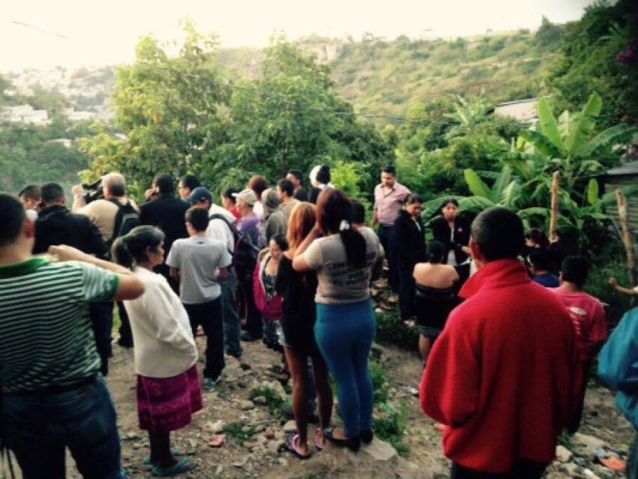 Muchos vecinos y familiares llegaron desde temprano al lugar de la tragedia.