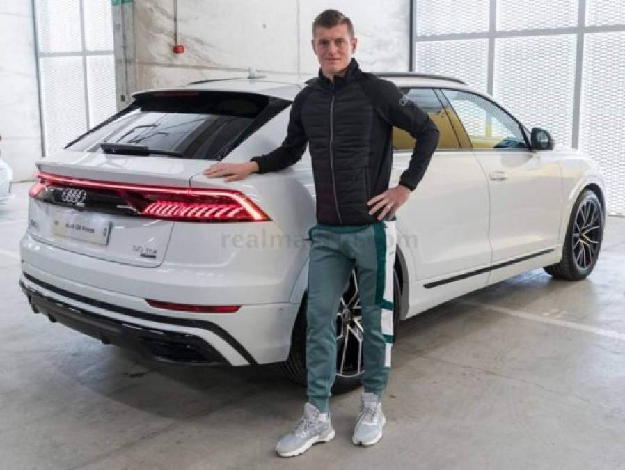 Fiel a los colores, Toni Kroos optó por un vehículo en color blanco.