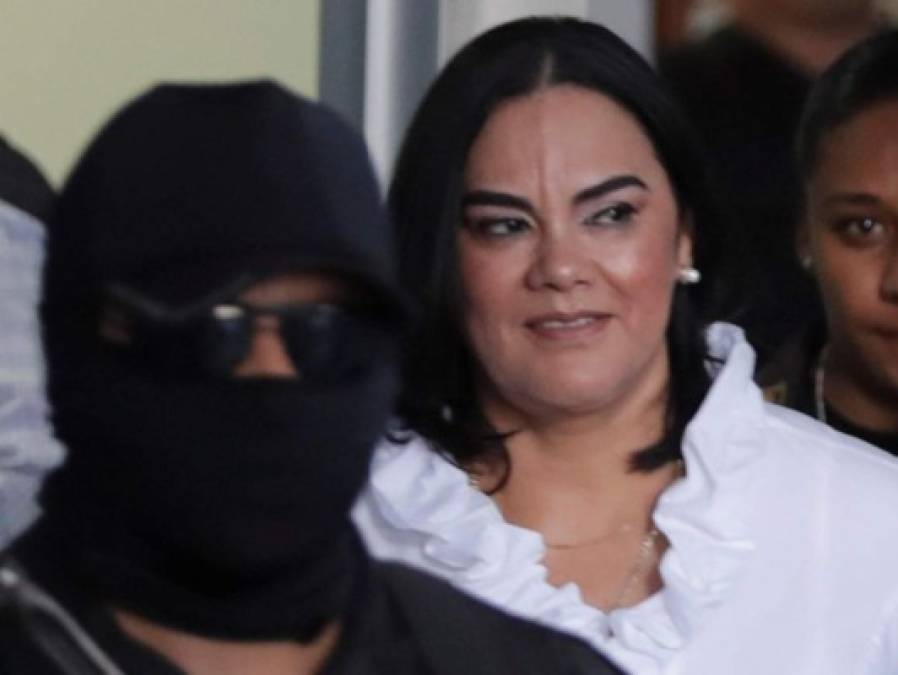 La Fiscalía estableció que días antes de que su esposo Porfirio Lobo Sosa dejara la presidencia, Rosa Elena transfirió fondos que fueron utilizados para el pago de tarjetas de crédito, colegiaturas de sus hijos, compra de joyas y otras menesteres de índole personal.