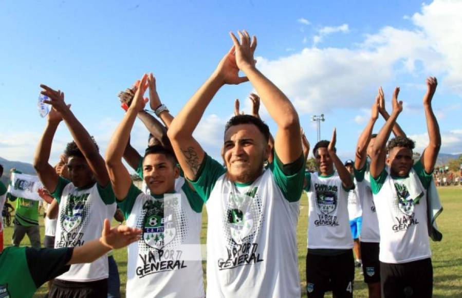 Los jugadores del Atlético Pinares portaron camisetas en honor al exjugador hondureño Walter 'General' López quien fue asesinado en agosto de 2015 en la frontera de La Mesilla entre Guatemala y México.