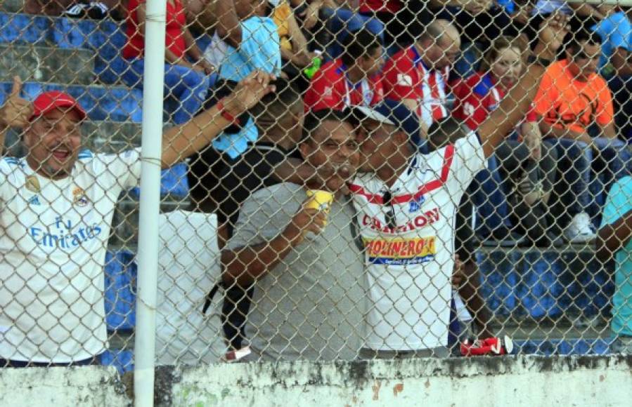 El cariñoso beso entre dos aficionados en el estadio Ceibeño.