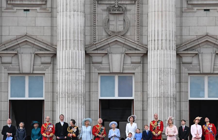 La familia real acompañó a la reina en el tradicional saludo del balcón, a excepción del príncipe Harry y su esposa Meghan, quienes regresaron al Reino Unido para las celebraciones tras renunciar a sus títulos.