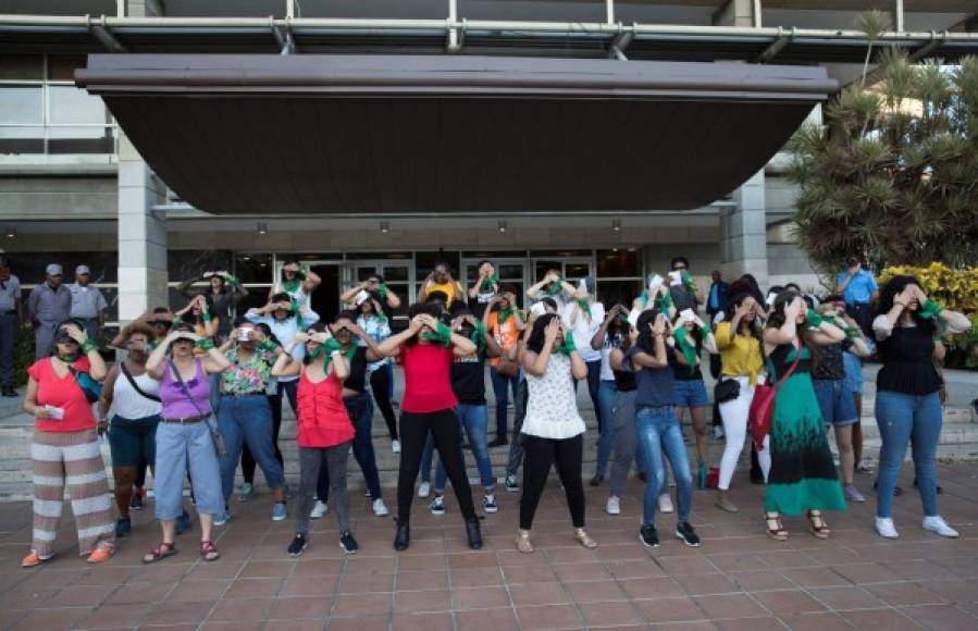 Decenas de mujeres participaron en la coreografía “Un violador en tu camino”, popularizada por el movimiento feminista chileno Las Tesis, para denunciar los abusos y violencia que sufren las mujeres, durante un plantón realizado frente a la Suprema Corte de Justicia de Santo Domingo, República Dominicana.
