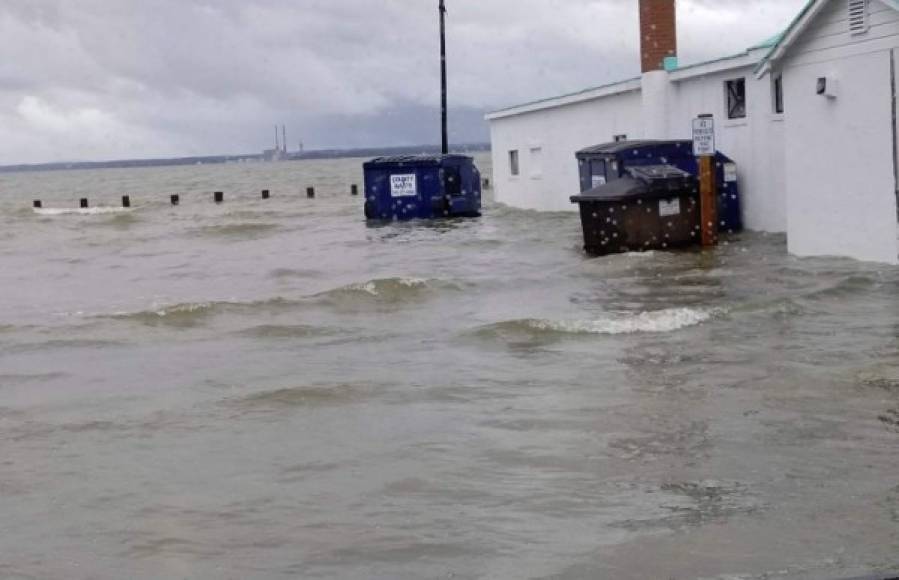 La costa este de Estados Unidos ha comenzado a sufrir fuertes inundaciones tres días antes de la llegada del peligroso huracán Florence, que impactará en Las Carolinas este jueves.