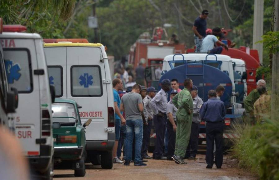 Ambulancias en el lugar listas para trasladar supervivientes. / AFP PHOTO / Yamil LAGE