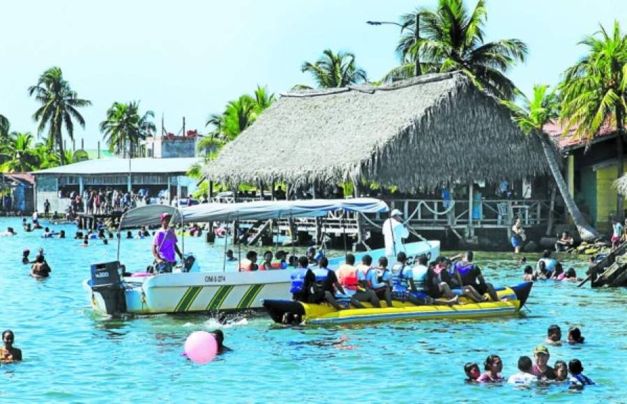 Las playas de Puerto Cortés otro destino obligado. Aquí puedes disfrutar la playa Municipal, Travesía y Bajamar.