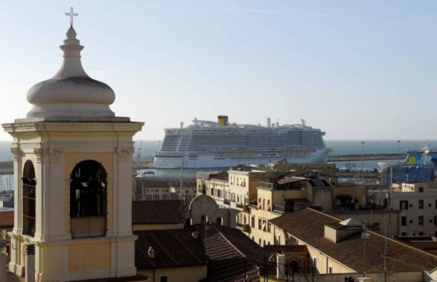 Los pasajeros de la nave Costa Smeralda se encuentran en el puerto de Civitavecchia, un puerto cercano a Roma, Italia.