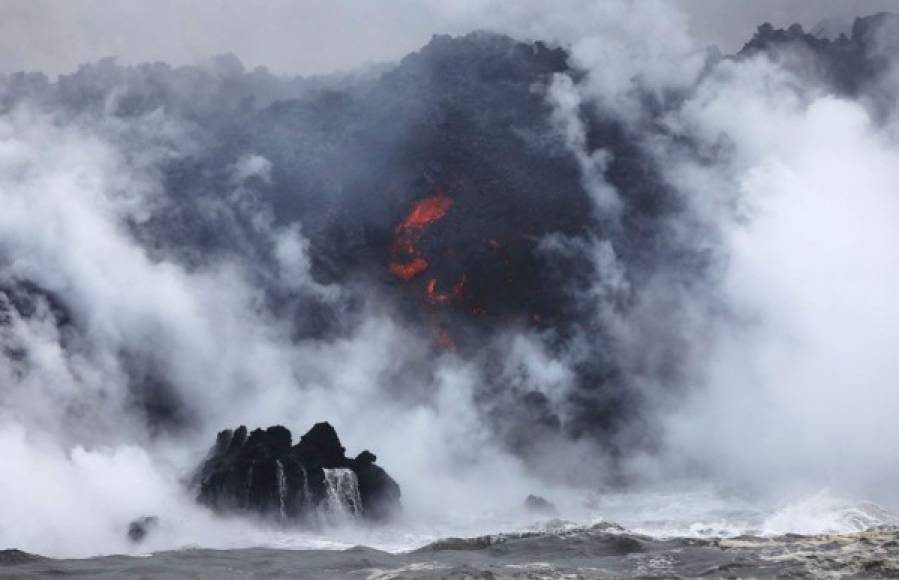 El Observatorio de Volcanes de Hawái del Servicio Geológico de EEUU (USGS, por su sigla en inglés) alertó de que es 'posible' que 'en cualquier momento' haya 'sucesos explosivos adicionales que podrían producir cantidades menores de lluvia de ceniza desplazada por el viento'.