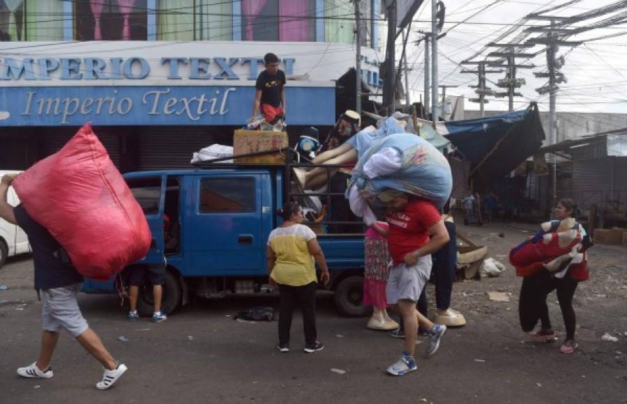 Otros comerciantes han optado por retirar su mercadería de sus locales para evitar los saqueos.