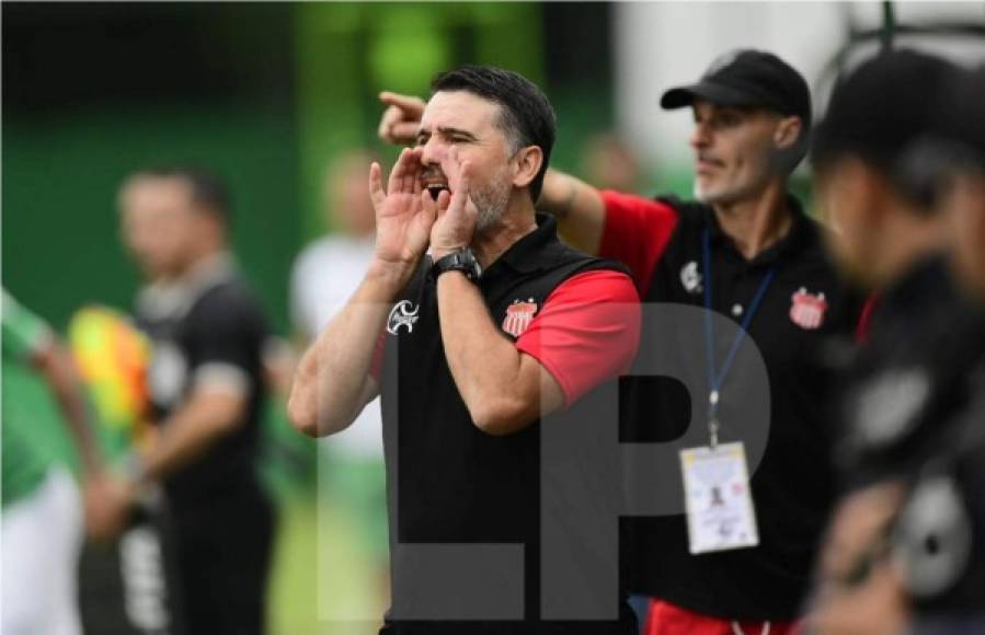 El técnico uruguayo Fernando Araújo dando indicaciones a sus dirigidos.