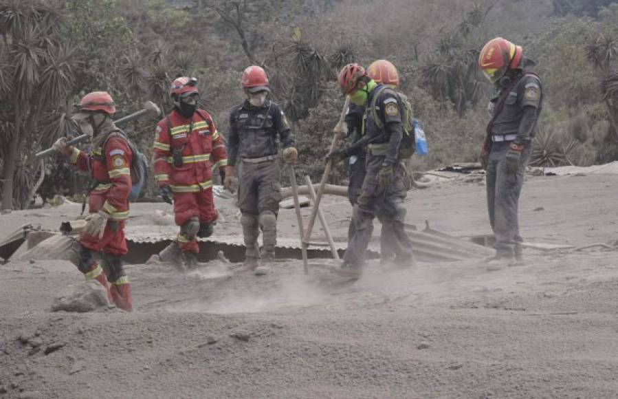 Tres días después de la violenta explosión del Volcán de Fuego, ubicado a 50 kilómetros al oeste de la capital, entre los departamentos de Escuintla, Chimaltenango y Sacatepéquez, los rescatistas siguen encontrando víctimas mientras aún se desconoce la cifra exacta de los desaparecidos, aunque las autoridades calculan que son 192.